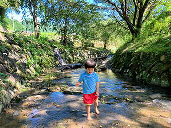 暑い時期は子どもと川遊びを楽しむことが多いです。写真は大鬼木川。蛍が飛ぶ綺麗な川です。我が家もですが、波佐見は家の周辺で蛍が見えるというお宅も多く、田舎ならではの風景を見たり体験できるのは子どもにとって良い環境だと感じています。