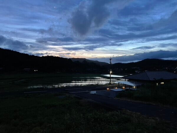 自宅リビングの大きな窓から眺める景色が好きです。電気はつけずに、早朝や夕暮れどきの仄明かりに包まれたり。優しい日差しの青空を眺めながら寝転んだり。雨音を聞きながら、窓に雨が当たって流れていくのを見るのも良いです。目の前の田んぼや山も、季節の移ろいを感じられて風情があります。いつ見ても、ここで暮らせてよかったなぁと思う景色です。