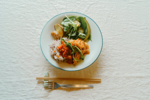 波佐見は小さな町ながら、農作物の種類も量もとても豊かで、新鮮でおいしい食材が身近にあって幸せだなと思います。生産者さんから直接譲っていただけるのも良いところですね。わたしも畑をしたいので、気軽に相談できる方がまわりにたくさんいるこの環境はとてもありがたく、いつかは生産者としても波佐見の魅力を広めるお手伝いをしていきたいです。