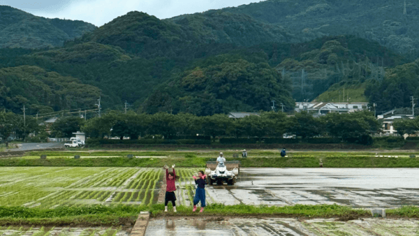 【波佐見の温かい人たち】<br />話しかけてくれたり、温かく迎えてくれる波佐見の皆さんにいつも感謝しています。最近は、仕事の練習も兼ねて、そして長崎県や波佐見町のことをもっと知るために、近所を散策しながら写真を撮っています。田植えの時期、写真を撮らせてもらおうと声をかけた農家の方が、なんと田植え機に乗せてくれました！波佐見には、そんな心の優しい人がたくさんいます。