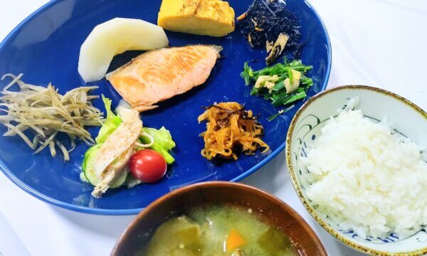 毎月第一土曜日に、西の原で開催されている朝飯会です。立場や家柄、仕事など関係なく、みんなでワイワイ話せるのがすごいなと思います。たくさんの刺激を受けることが出来て大好きです。