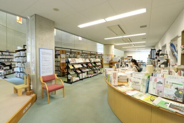 波佐見町の図書館です。「今日はどこも出かけずに家で過ごす日」と決めたら、前の日にスーパーで食材を買い込んで、図書館で本を借りて一歩も家を出ずに過ごします。
