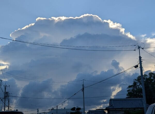 「昨日、空がすごくキレイだったんだよ！」と写真を撮って職場の人に話したら、「こういうのよくあるよ！」って言われたりして 笑。山も空もどことも少し違くて、癒される景色です。